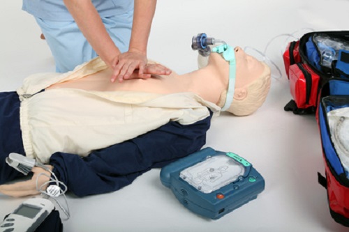 Reanimation mit AED und Herzdruckmassage